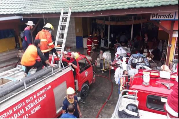 Supermarket Firgo di Gorontalo Terbakar