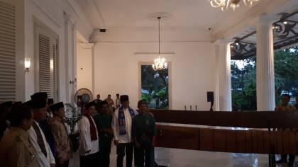 Anies Terima Golok Raksasa Seberat 250 Kg Bernama Si Rajut