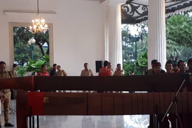 Anies Terima Golok Raksasa Seberat 250 Kg Bernama Si Rajut