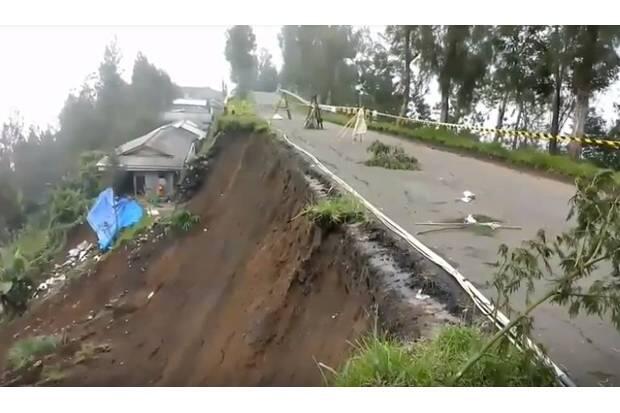 Jalur Wisata Bromo di Pasuruan Longsor, Kendaraan Besar Dilarang Melintas