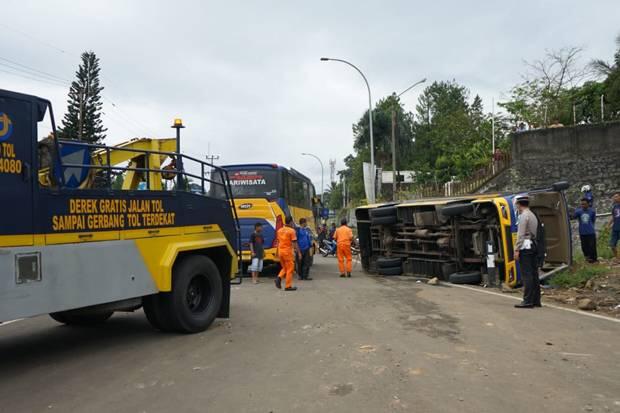 Tak Kuat Menanjak, Bus Terguling di Puncak 5 Penumpang Luka-luka