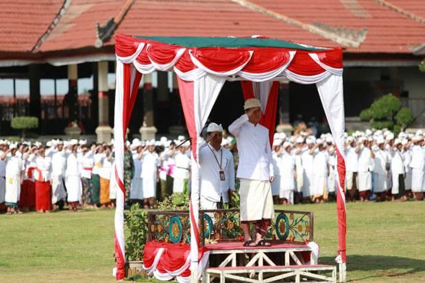 Hormati Pahlawan, Bupati Klungkung dan Peserta Apel Kenakan Pakaian Adat Bali