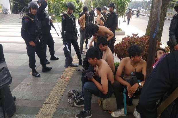 Amankan May Day, Polisi Bentrok dengah Masa Berbaju Hitam