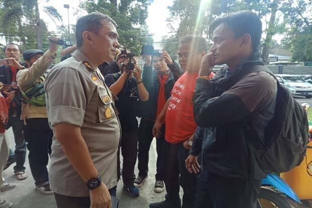 Polisi Bentrok dengan Massa Berkostum Hitam, Ini Kata Kapolrestabes