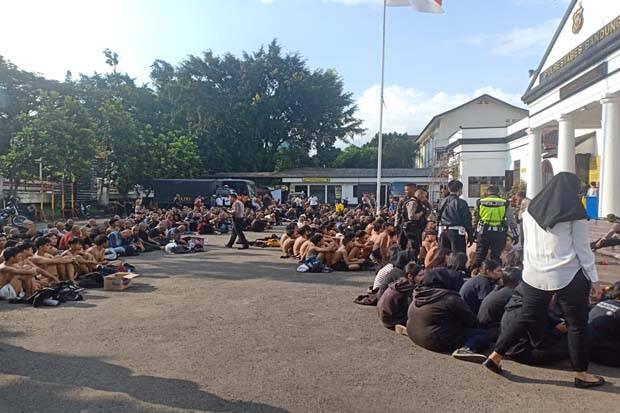 Ratusan Remaja dari Kelompok Berbaju Hitam Dijemur Polisi