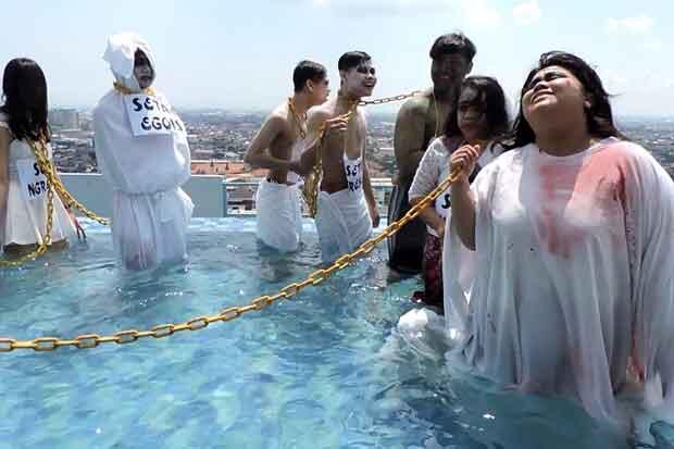 Sambut Ramadan Pocong dan Suster Ngesot Dilarung Dalam Kolam Hotel