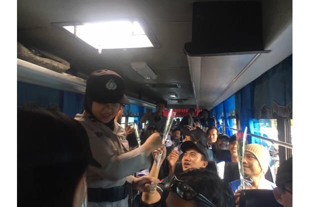 Aksi Simpatik, Polwan Polres Jakbar Tebar Ratusan Bunga untuk Buruh