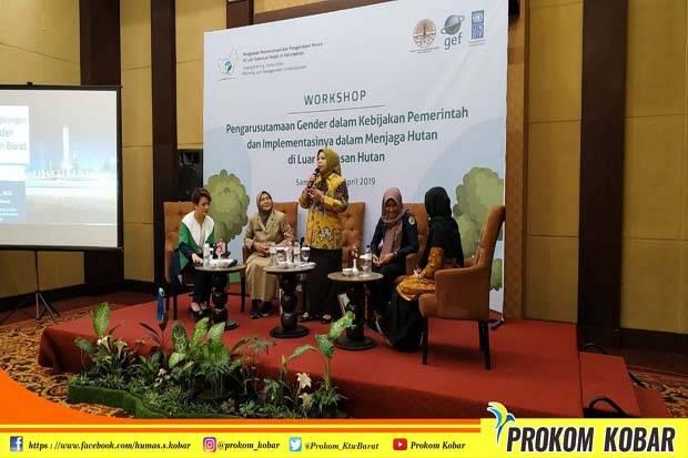 Bupati Kobar Terima Penghargaan Srikandi Lingkungan Hidup dan Kehutanan