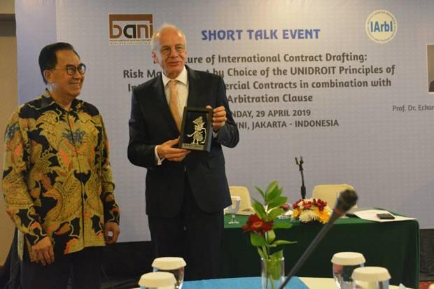 BANI dan IArbI Kenalkan Prinsip Kontrak Internasional