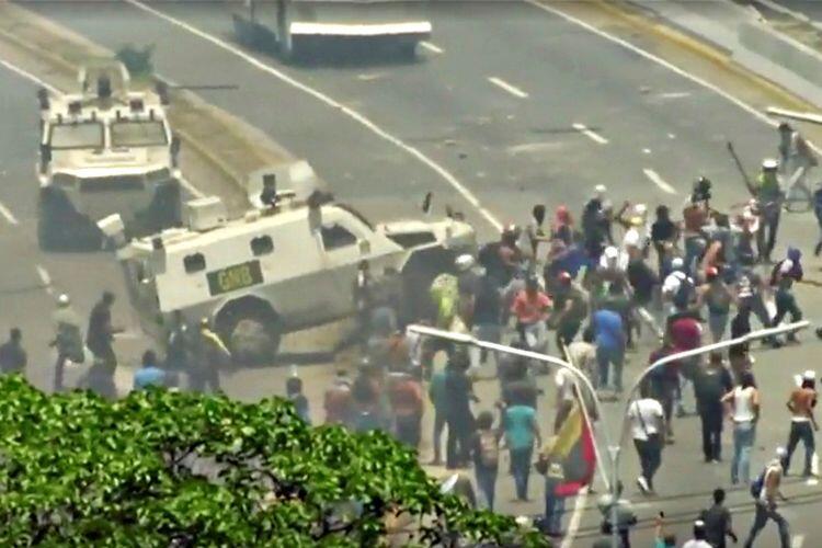 Mobil Lapis Baja Pasukan Venezuela Tabrak Pendemo di Jalan