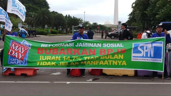 May Day di Patung Kuda, Massa Buruh Bentangkan Spanduk Bubarkan BPJS