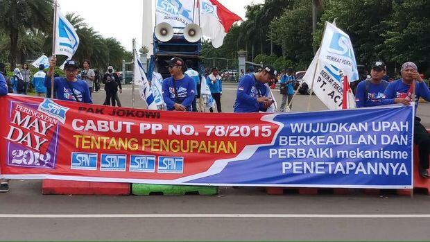 May Day di Patung Kuda, Massa Buruh Bentangkan Spanduk Bubarkan BPJS