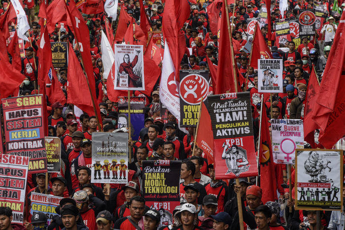 Tuntutan abadi para buruh, Prabowo, dan vandalisme di Bandung