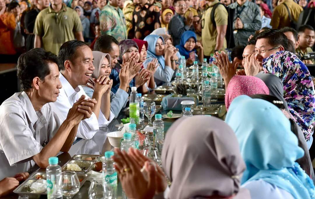 Mampir ke Pabrik, Jokowi Makan Sayur Sup, Tempe dan Tahu Goreng Bareng Buruh