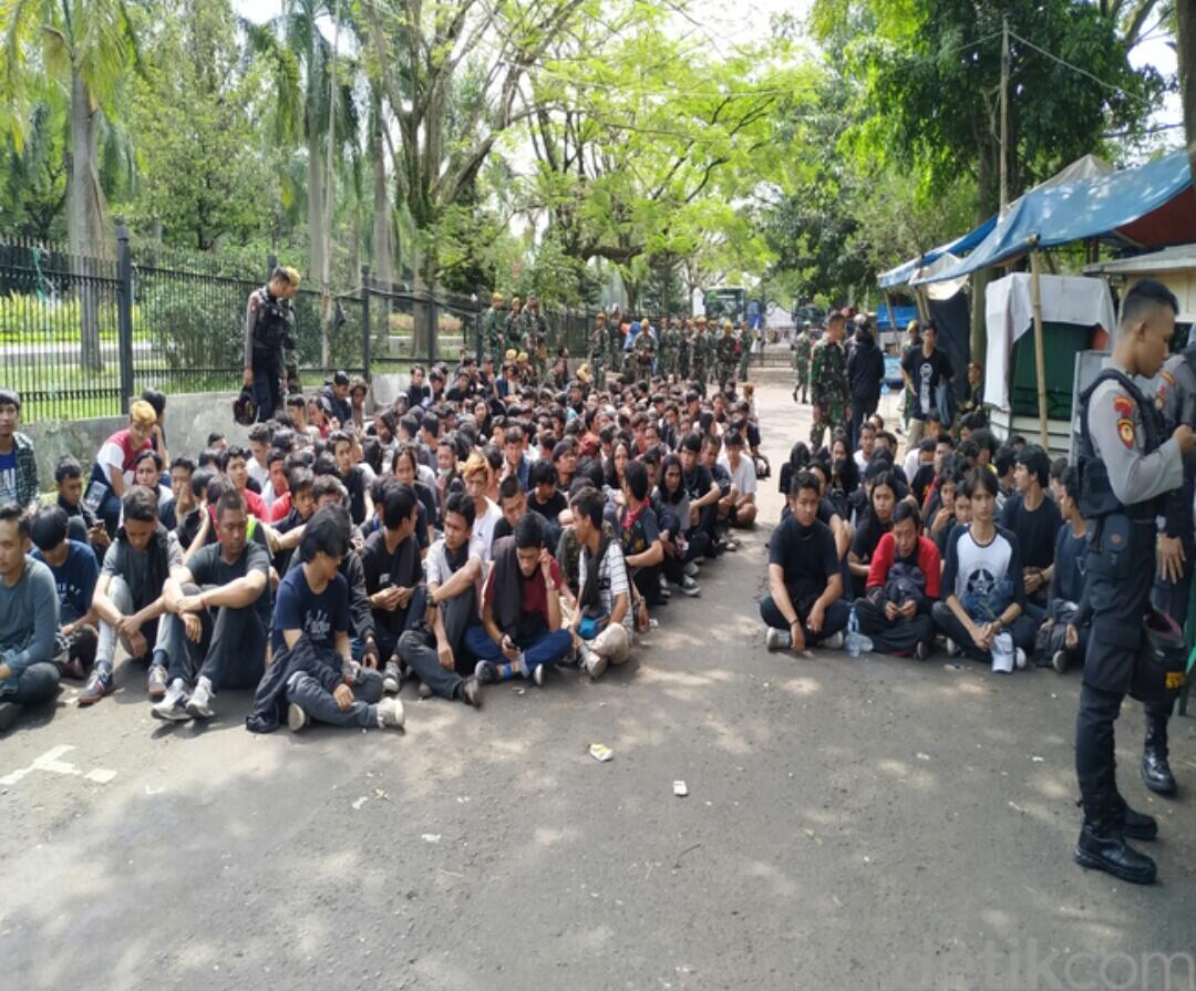 Polisi Tangkap Remaja 'Hitam-hitam' yang Susupi Aksi Buruh di Bandung