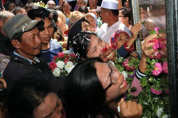 Baca Nama di Monumen, Ratusan Keluarga Korban KM Sinar Bangun Histeris