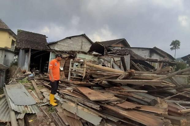 Diterjang Angin Kencang, Rumah Warga Temanggung Roboh