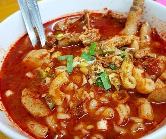 10 Masakan Nusantara Berkuah Merah yang Cocok untuk Penggemar Pedas!