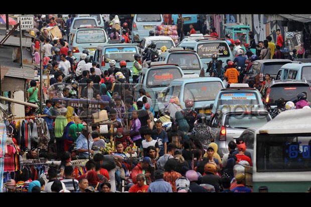 Jelang Ramadhan, Kawasan Tanah Abang Penuh Sesak dan Macet Parah