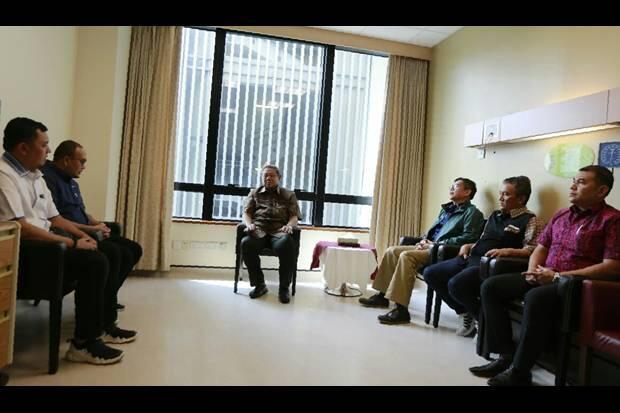Politikus Gerindra Jenguk Ani Yudhoyono di Singapura