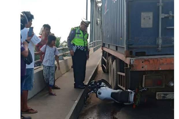 Heboh, Motor Polisi Ini Jadi Ganjal Mobil Tronton yang Mundur