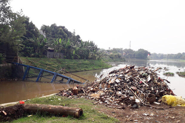 Jaring Besi Setu Parigi Pondok Aren Roboh Diterjang Sampah
