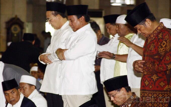 Pilih Shalat Jumat di aceh. Prabowo Batal Jenguk Bu Ani.