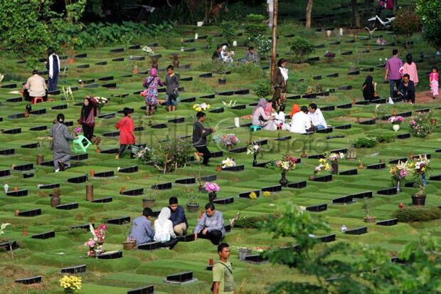 Tradisi Nyekar, Rezeki Pedagang Bunga dan Petugas Kebersihan Melimpah