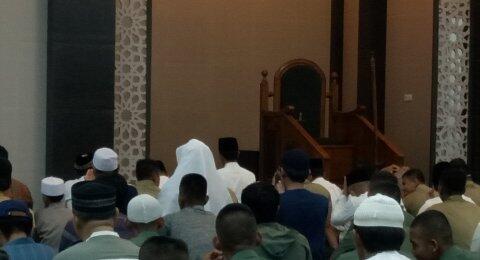 Jokowi Salat Tarawih Pertama di Masjid Soedirman Bogor