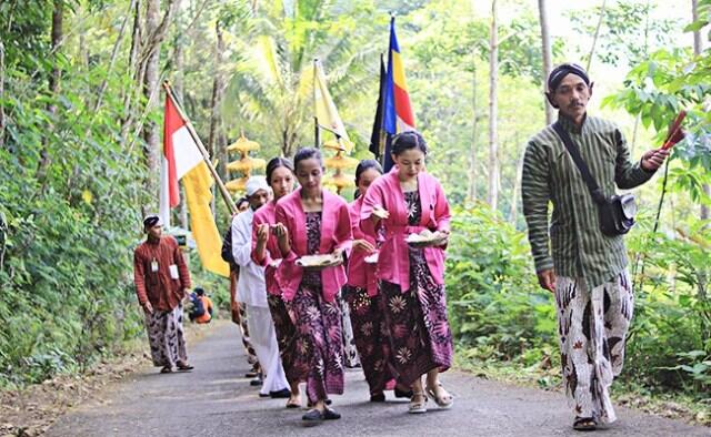 Rasa Syukur Masyarakat Buddha Jawa Diwujudkan dengan Menghargai Air