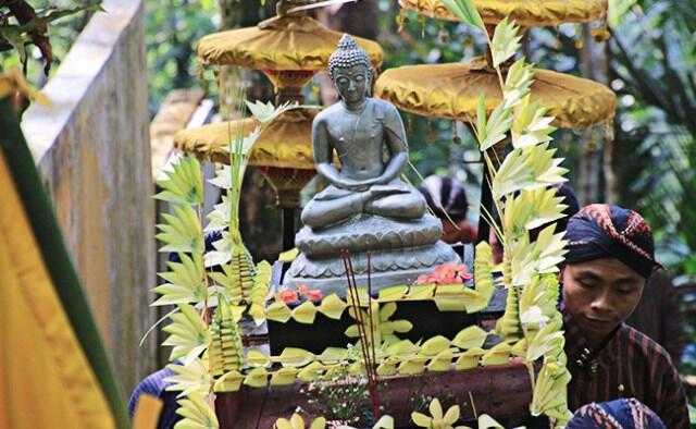 Rasa Syukur Masyarakat Buddha Jawa Diwujudkan dengan Menghargai Air