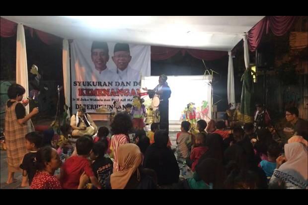 Rayakan Hasil Quick Count, Relawan Jokowi Gelar Wayang Wolak Walik
