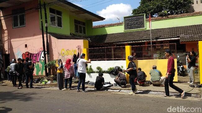 Jadi Sasaran Vandalisme, SLB C Plus Bandung Dibersihkan Puluhan Anak Muda