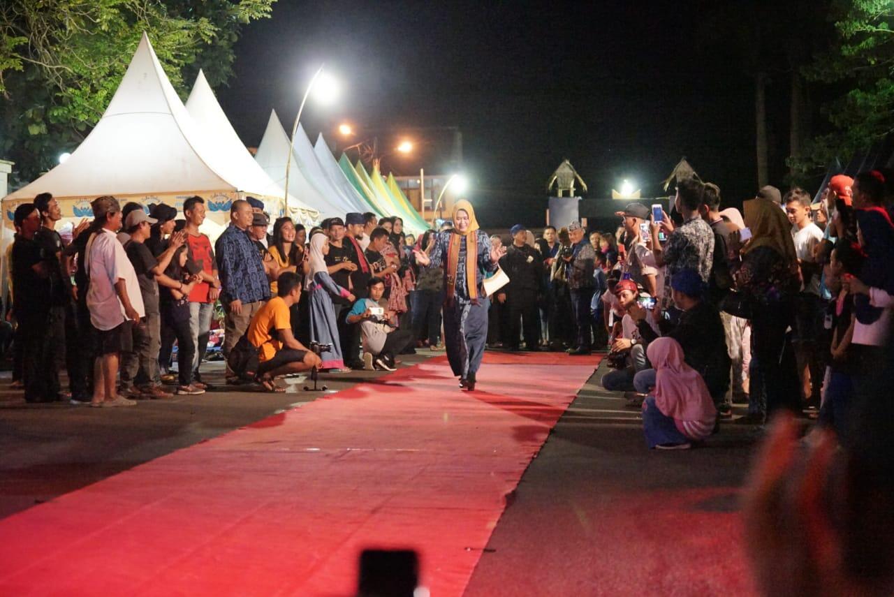 Bupati Lebak Turut Ramaikan Public Figure Fashion Show di Seba Baduy 2019