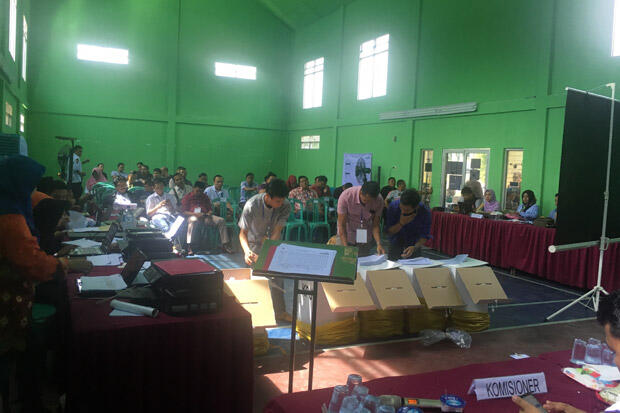 Sikap KPU Sumsel Terkait Aksi Ketua PPK Lempar Microfon ke Ketua KPU Mura