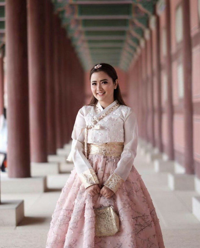 Potret 15 Artis Indonesia Memakai Baju Adat Korea. Siapa Paling Cantik? 