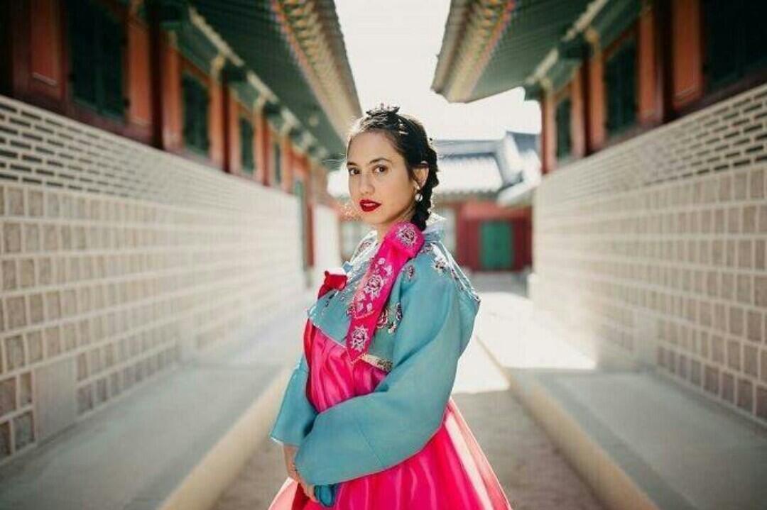 Potret 15 Artis Indonesia Memakai Baju Adat Korea. Siapa Paling Cantik? 