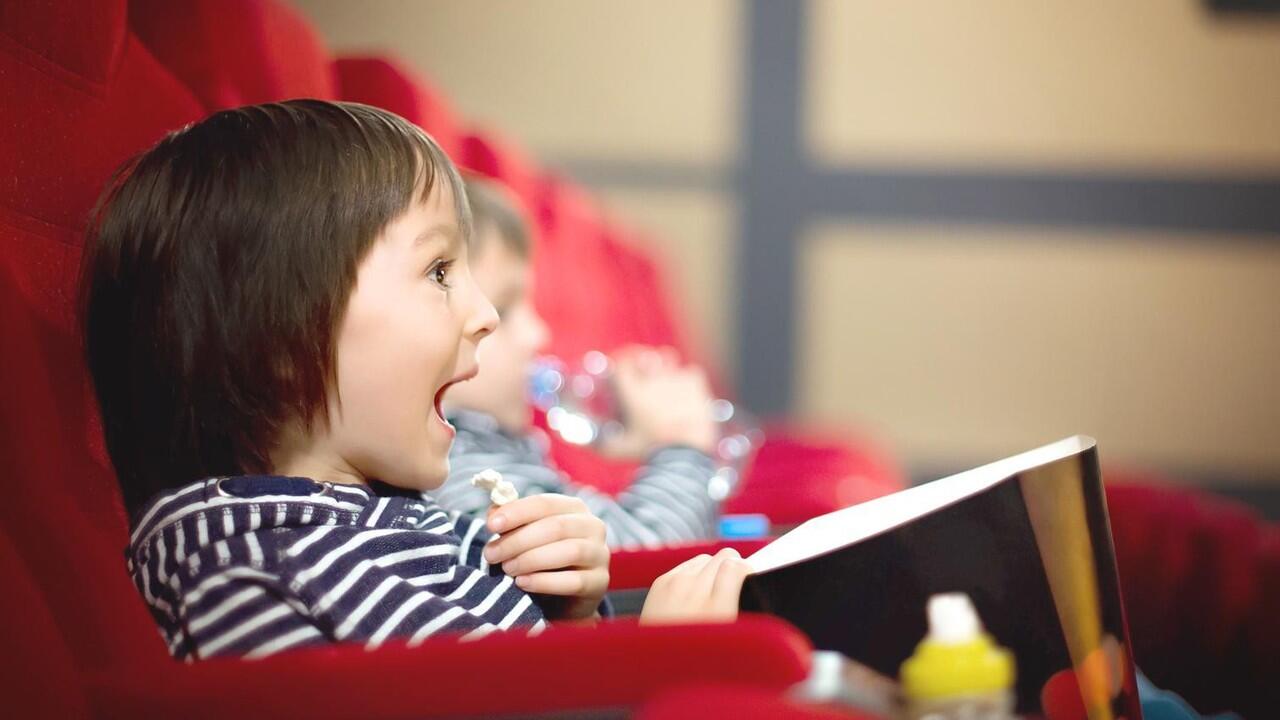 Apakah Bijak Membawa Anak Kecil Nonton ke Bioskop yang Mayoritas Orang Dewasa?