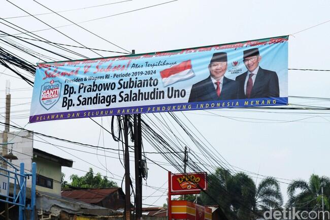 Spanduk Klaim Kemenangan Prabowo-Sandi Muncul di Bintara Jaya Bekasi

