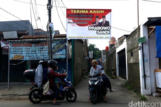 Spanduk Klaim Kemenangan Prabowo-Sandi Muncul di Bintara Jaya Bekasi

