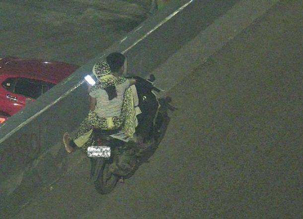 ASTAGA.. Masih Pakai Mukena, Dua Sejoli Ini Tertangkap CCTV Peluk-pelukan di Flyover