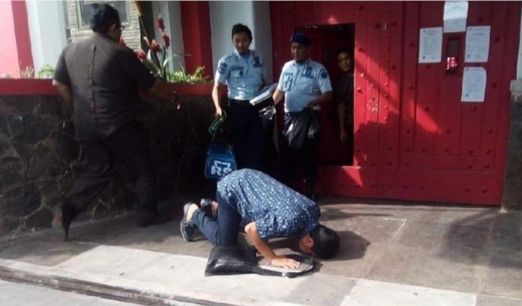 Eks Bupati Bogor Sujud Syukur Usai Bebas dari Lapas Sukamiskin