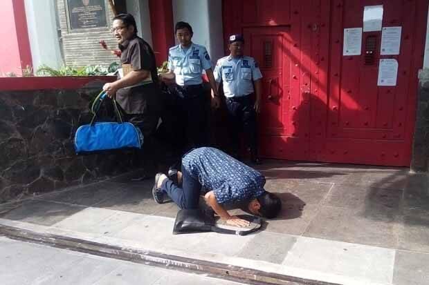 Rahmat Yasin Langsung Sujud Syukur saat Keluar Lapas Sukamiskin