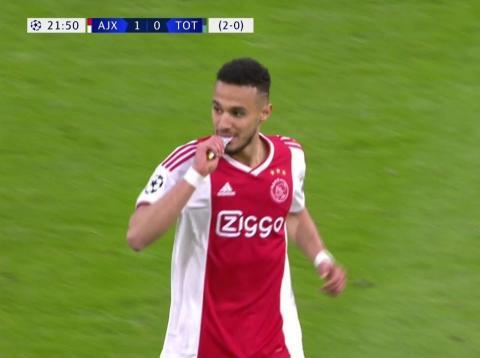 Dua Pemain Ajax Berpuasa Dan Berbuka Kala Melakoni Laga Liga Champions