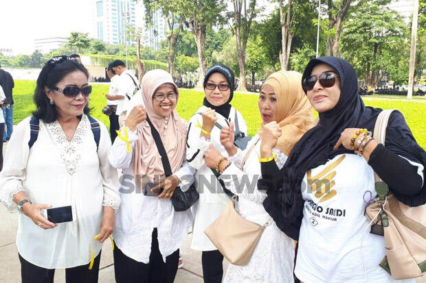 Berduka Atas Petugas KPPS yang Gugur, Massa GERAK Gunakan Pita Kuning