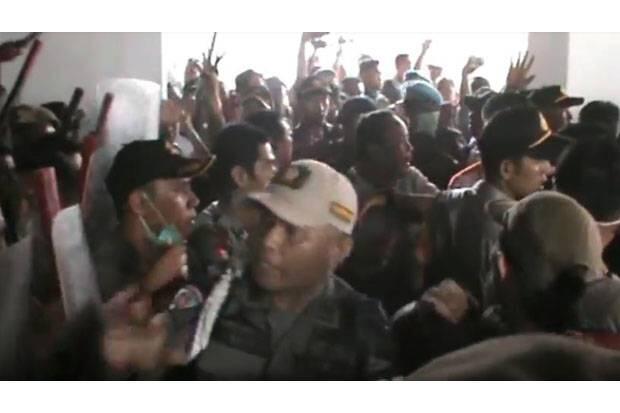 Wali Kota Kendari Tolak Setujui Cawali, Pengunjuk Rasa Bentrok dengan Pol PP