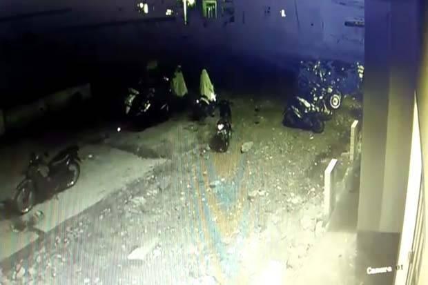 Gunakan Mukena, Kawanan Curanmor Gasak Motor Jamaah Tarawih