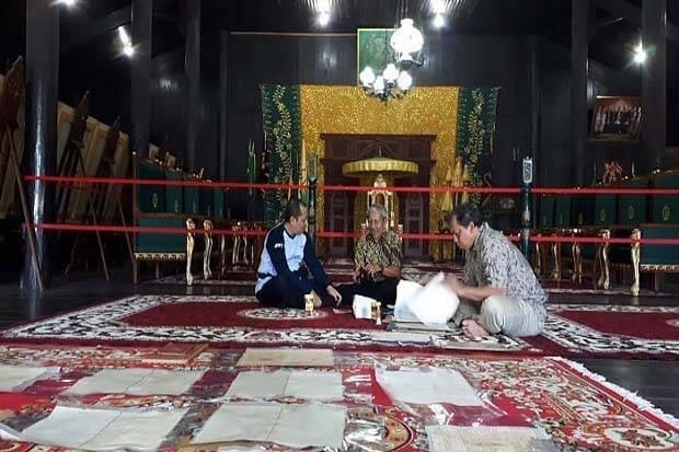 Tim ANRI Preservasi Arsip Statis Kerajaan Kutaringin Istana Kuning