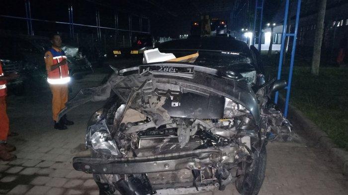 Grand Livina Tabrak Truk yang Terguling di Tol Ngawi-Kertosono