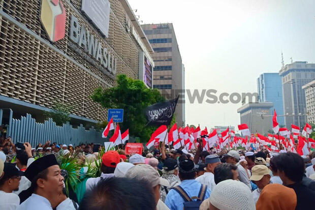 Ratusan Massa Mulai Memadati Depan Gedung Bawaslu